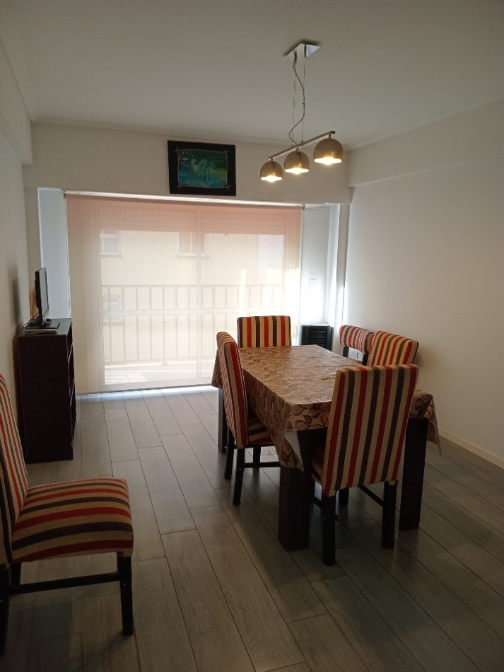 Departamento 3 ambientes a la calle con balcon corrido. 