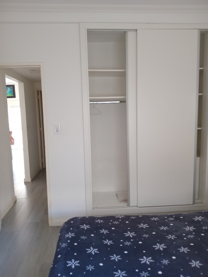 Departamento 3 ambientes a la calle con balcon corrido. 