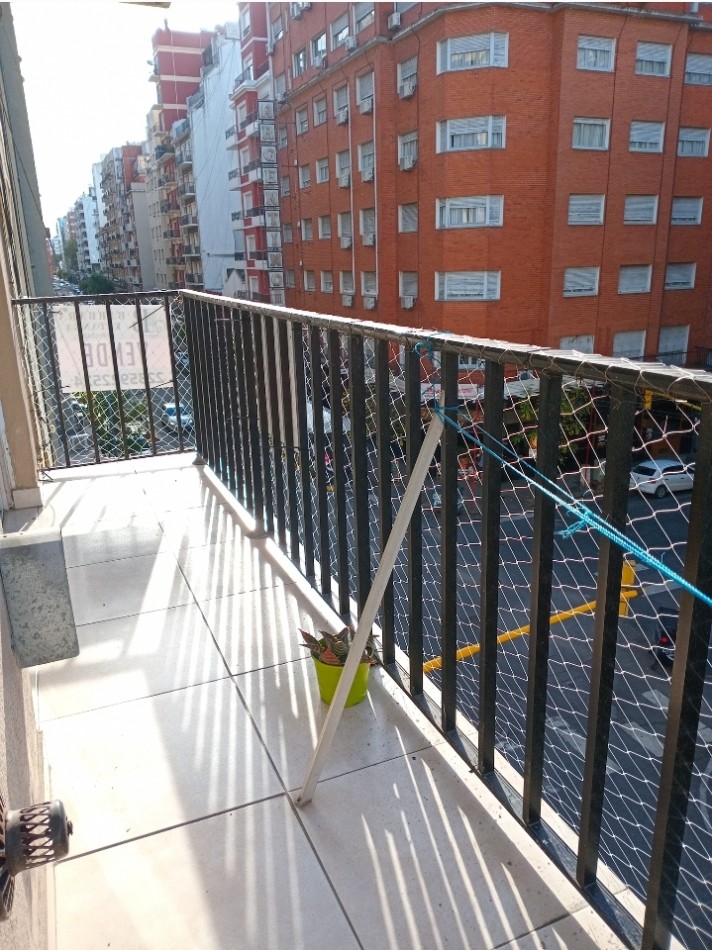 Departamento 3 ambientes a la calle con balcon corrido. 