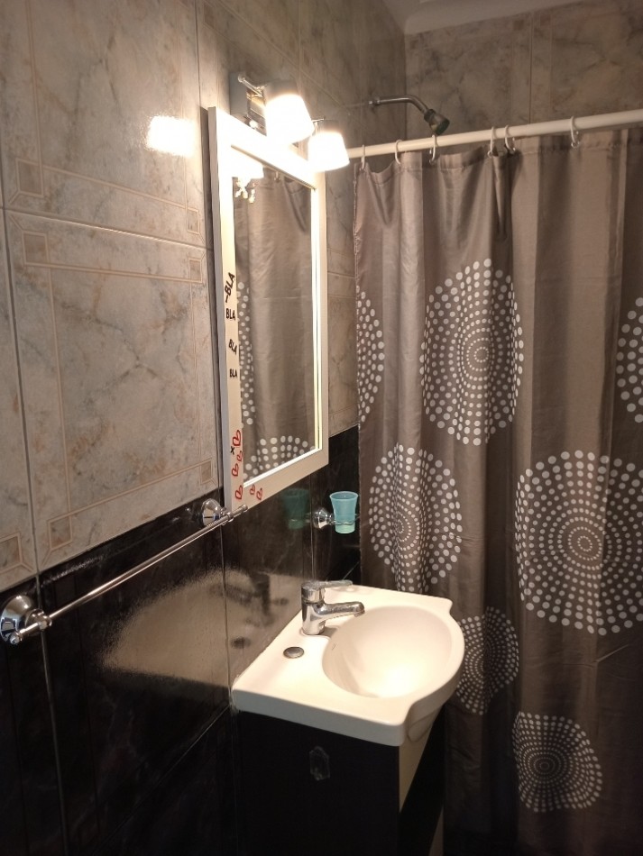 Departamento 3 ambientes a la calle con balcon corrido. 