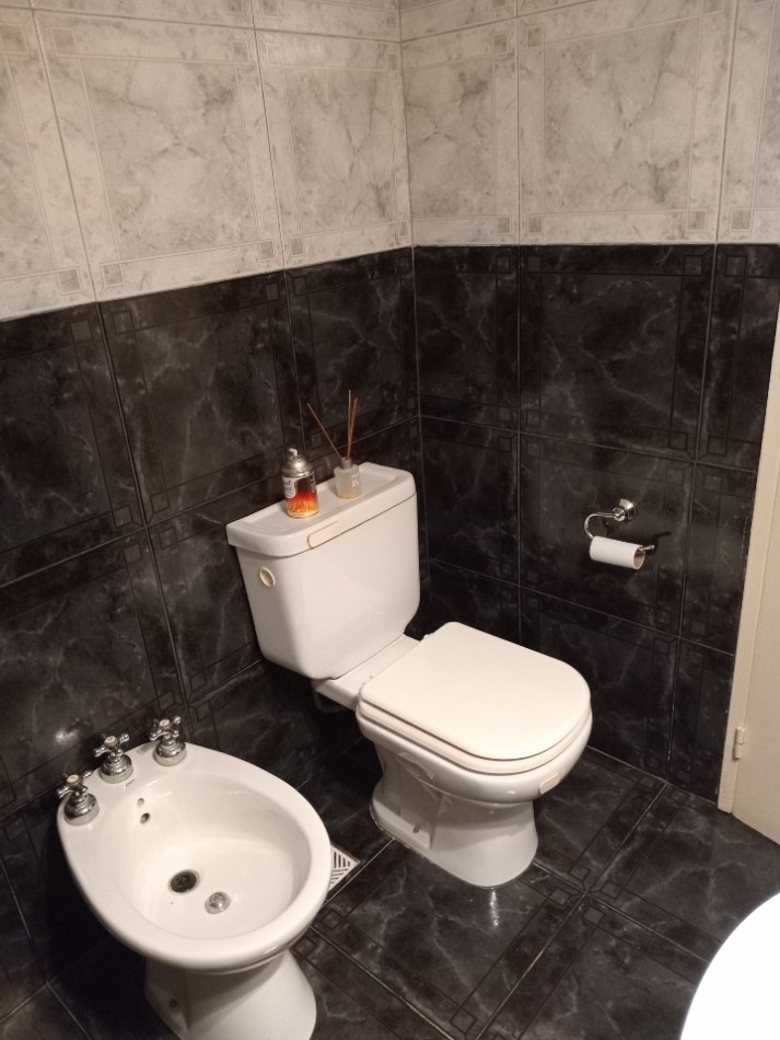 Departamento 3 ambientes a la calle con balcon corrido. 