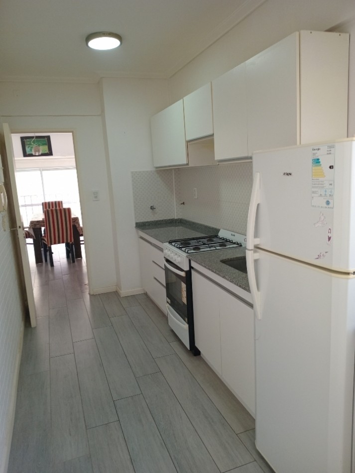 Departamento 3 ambientes a la calle con balcon corrido. 