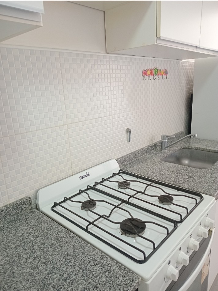 Departamento 3 ambientes a la calle con balcon corrido. 