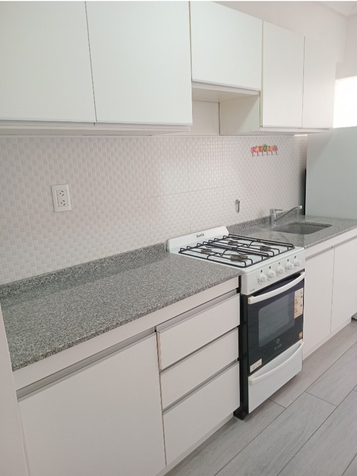 Departamento 3 ambientes a la calle con balcon corrido. 