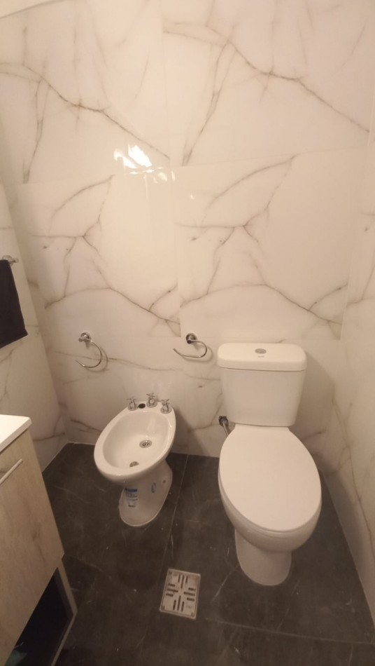 Departamento 2 ambientes reciclado a la calle en pleno centro 