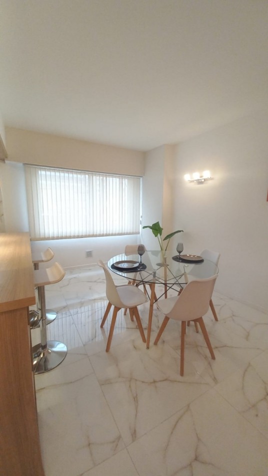 Departamento 2 ambientes reciclado a la calle en pleno centro 