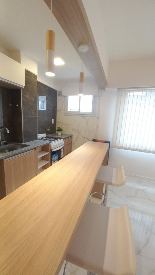 Departamento 2 ambientes reciclado a la calle en pleno centro 