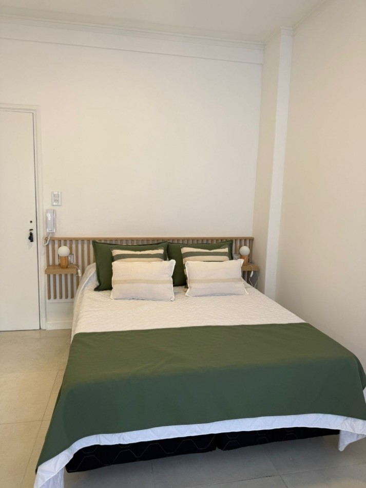 Un ambiente con balcon a la calle 