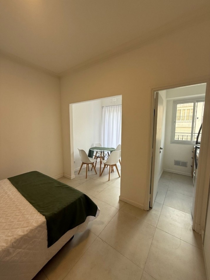 Un ambiente con balcon a la calle 