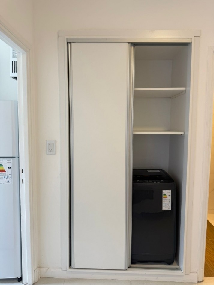 Un ambiente con balcon a la calle 