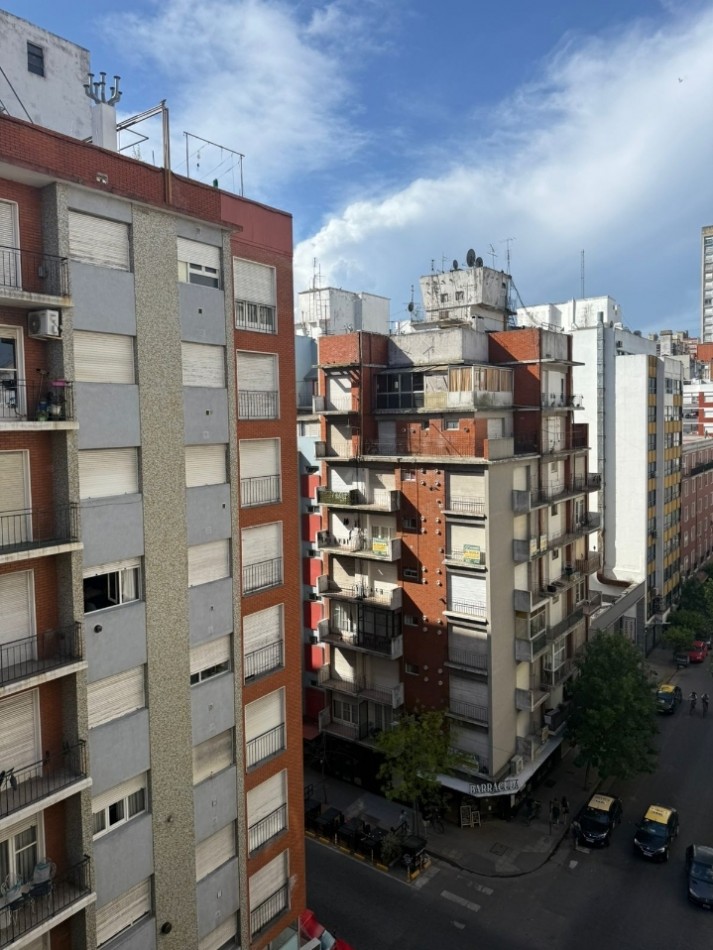 Un ambiente con balcon a la calle 