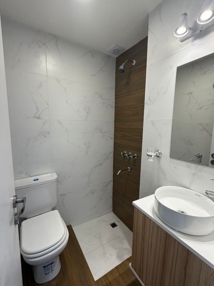 Un ambiente con balcon a la calle 