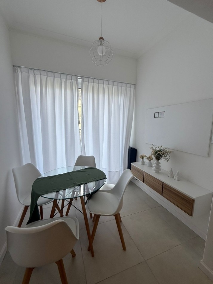 Un ambiente con balcon a la calle 