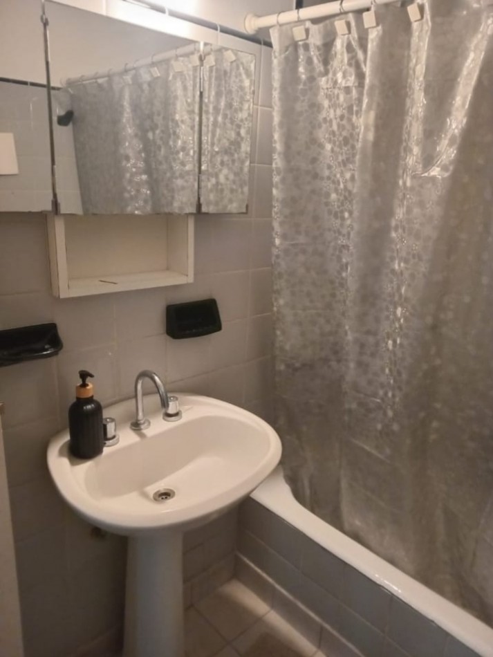 Departamento a la calle con balcon en el centro 