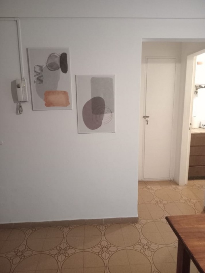 Departamento a la calle con balcon en el centro 