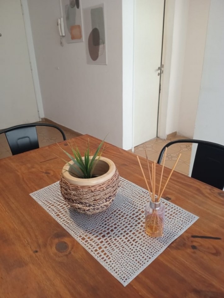 Departamento a la calle con balcon en el centro 