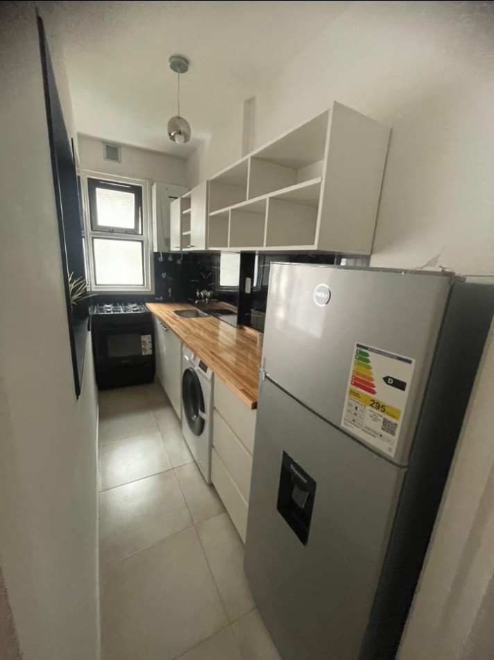 Departamento de un ambiente con balcon reciclado en Plaza Colon. 