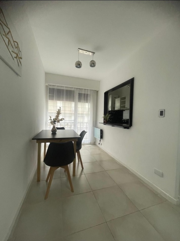 Departamento de un ambiente con balcon reciclado en Plaza Colon. 