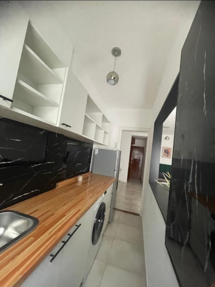 Departamento de un ambiente con balcon reciclado en Plaza Colon. 