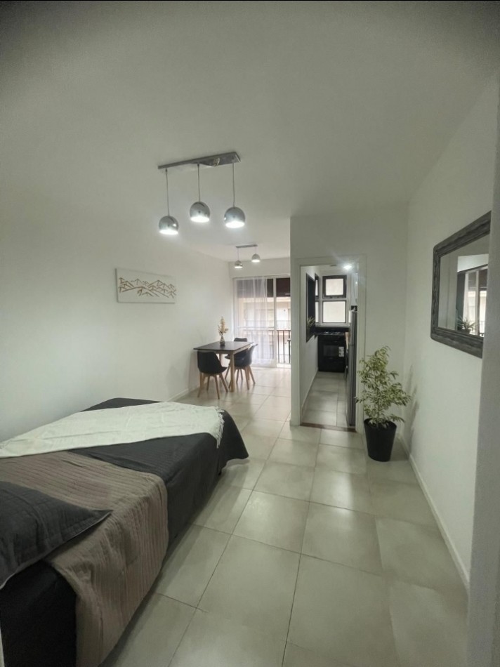 Departamento de un ambiente con balcon reciclado en Plaza Colon. 