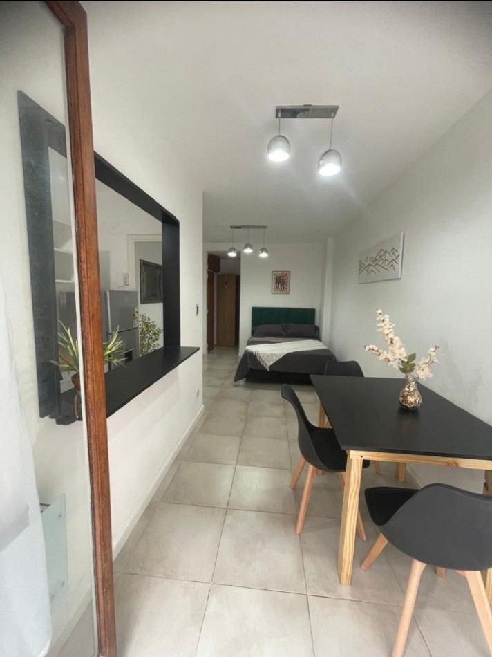 Departamento de un ambiente con balcon reciclado en Plaza Colon. 