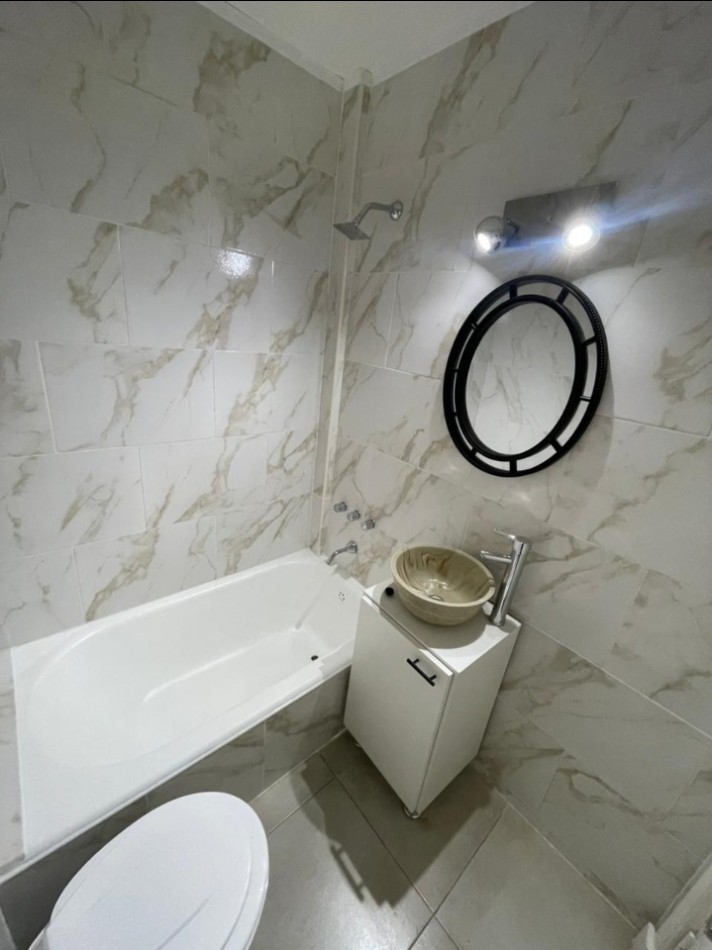 Departamento de un ambiente con balcon reciclado en Plaza Colon. 